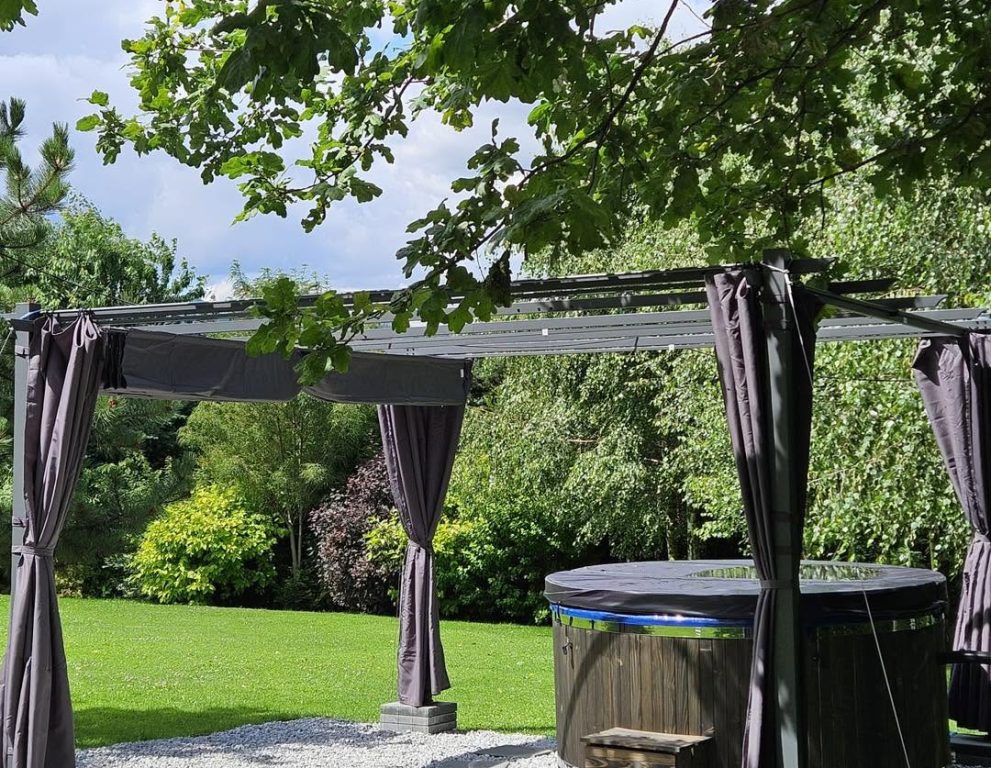 Nowe jacuzzi pod pergolą z widokiem na Mogielicę
